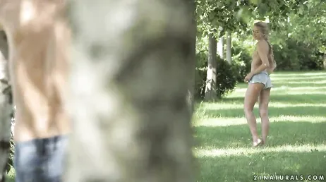 Baiser avec la beauté russe appelée Katrin Tequila, qui est blonde..