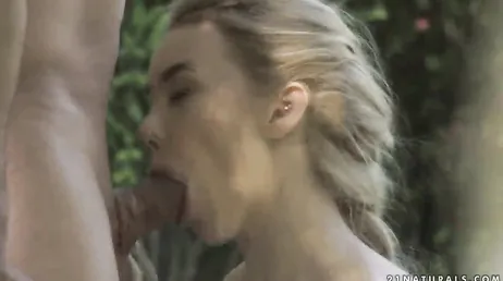 Baiser avec la beauté russe appelée Katrin Tequila, qui est blonde..