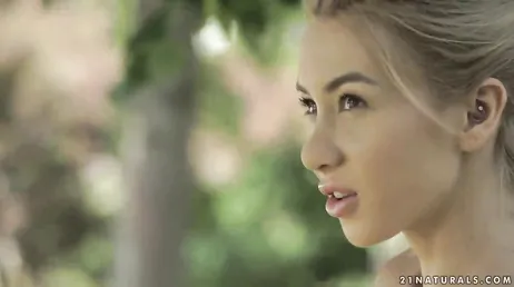Baiser avec la beauté russe appelée Katrin Tequila, qui est blonde..