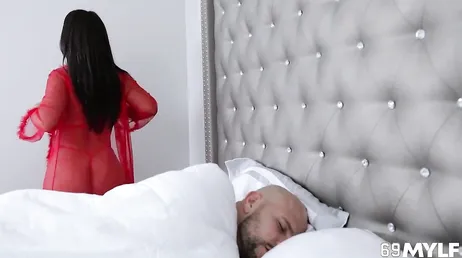 J-Mac laat Rose Monroe's gezicht en tieten vol melk achter.