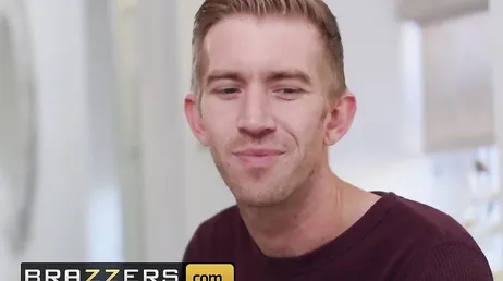 Kiki Minaj is offered money to fuck, and she gladly accepts.