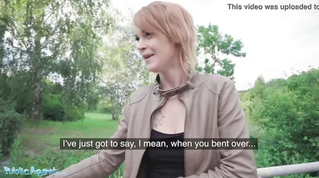 De erbjuder en rödhårig pengar att knulla under en bro.