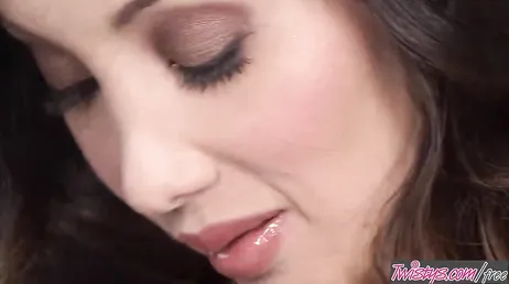 Den imponerande Katsuni onanerar sin fitta vilket är ett nöje..