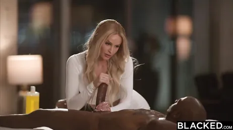 Empieza siendo un masaje.. Acaba siendo follada interracial..