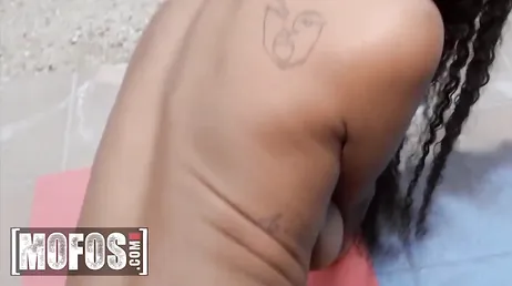 Tina Fires, una donna di colore con gli occhiali che non puoi vedere come fa schifo...