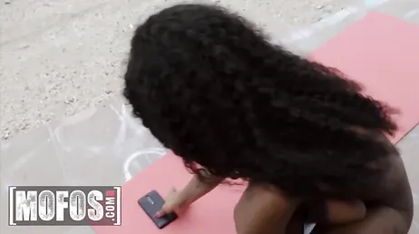 Tina Fires, una donna di colore con gli occhiali che non puoi vedere come fa schifo...