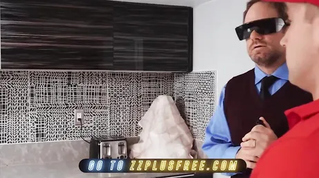Der Ehemann ist blind und sie will diesen Lieferboten ficken.