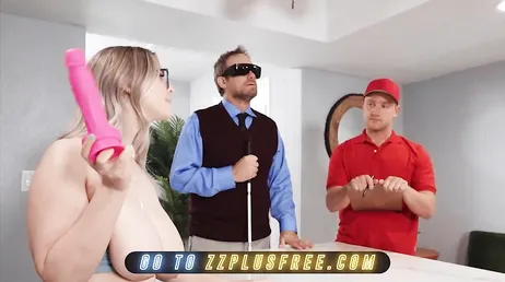 Der Ehemann ist blind und sie will diesen Lieferboten ficken.