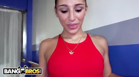 Partez avec la danseuse Abella Danger, elle est flexible si...