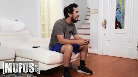 Spia sua cugina quando è nuda a letto.. Sarà un maiale!