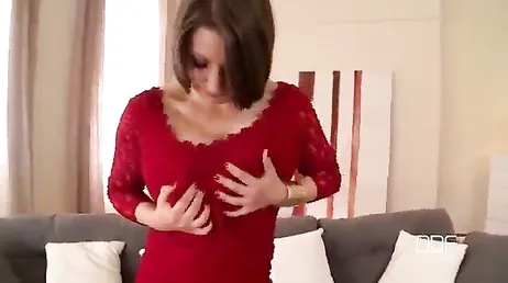Essa russa não precisa de mais nada... Ela se dá uma boa punheta...
