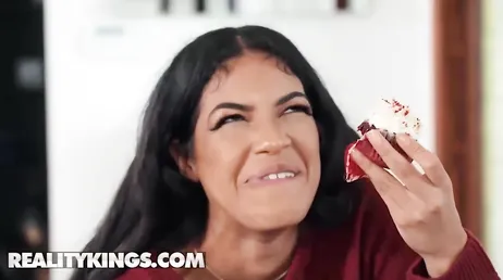 Hur du sprider dina ben Maya Farrell, du är en fantastisk dotter..