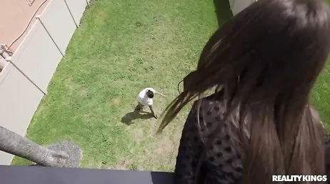Como ela é pequena e como gosta de sexo anal, uuf!