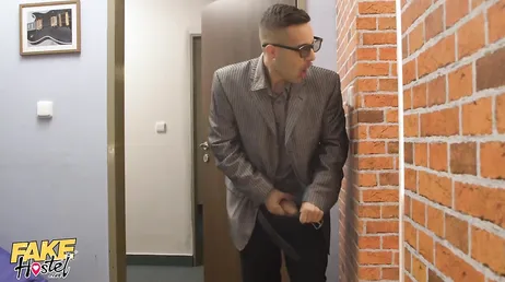 Os donos do albergue fodem essa garota, que cruel...