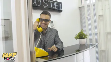 Os donos do albergue fodem essa garota, que cruel...