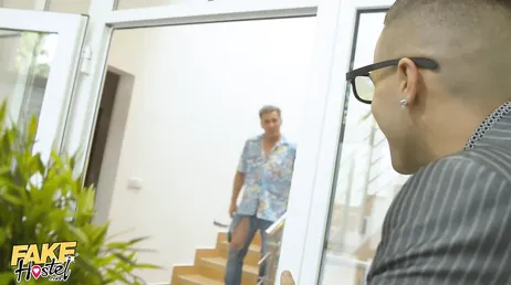 Os donos do albergue fodem essa garota, que cruel...