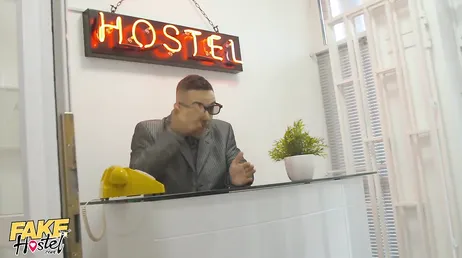 Os donos do albergue fodem essa garota, que cruel...