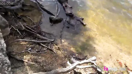Scopata sulla riva del fiume, scopata in mezzo alla natura!