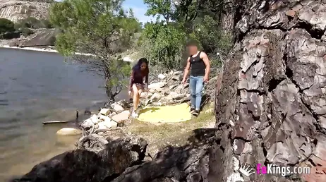 Scopata sulla riva del fiume, scopata in mezzo alla natura!