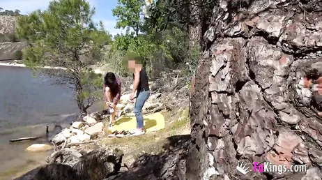 Scopata sulla riva del fiume, scopata in mezzo alla natura!