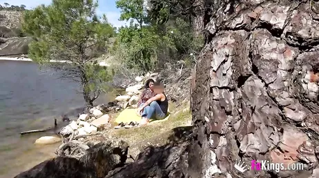 Scopata sulla riva del fiume, scopata in mezzo alla natura!
