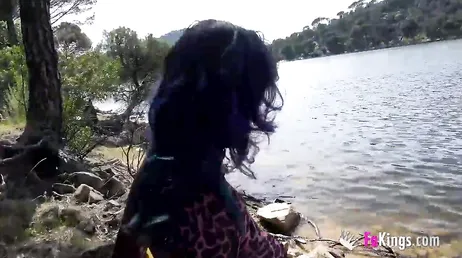 Scopata sulla riva del fiume, scopata in mezzo alla natura!