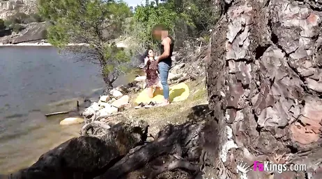 Scopata sulla riva del fiume, scopata in mezzo alla natura!