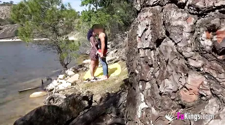 Scopata sulla riva del fiume, scopata in mezzo alla natura!