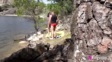 Scopata sulla riva del fiume, scopata in mezzo alla natura!