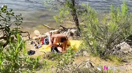 Scopata sulla riva del fiume, scopata in mezzo alla natura!