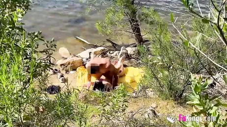 Scopata sulla riva del fiume, scopata in mezzo alla natura!
