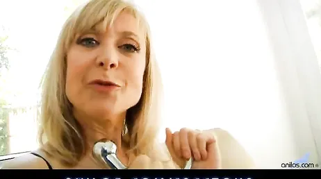 Zeer geile Nina Hartley raakt zichzelf aan op de bank
