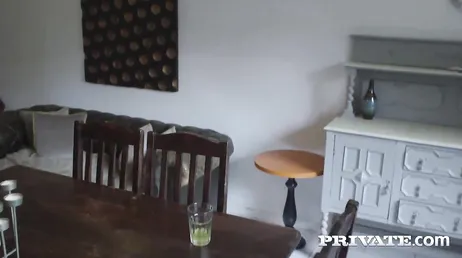Den här blondinens rumpa är fantastisk när de sätter henne i en position..