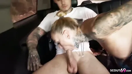 Han tänder på min flickvän och äter upp henne i bilen..