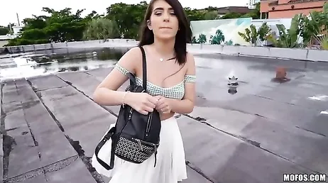 Eles oferecem dinheiro para ele ficar sujo e cara, ele vai aceitar, sim!
