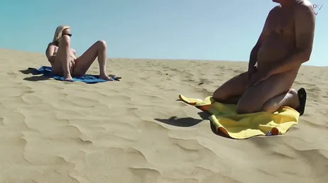 Eles se encontram na praia e vão para o hotel para uma ótima foda...