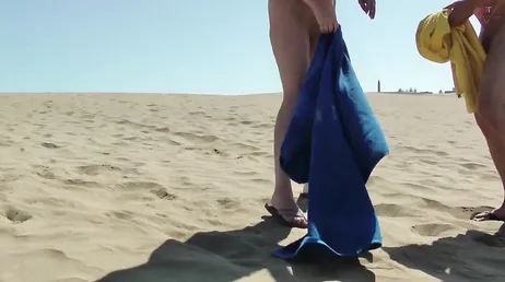 Eles se encontram na praia e vão para o hotel para uma ótima foda...