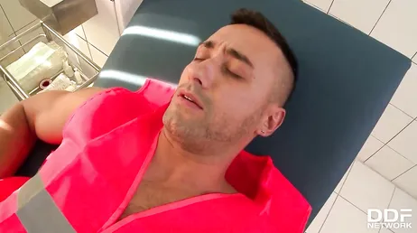 Si scopa l'infermiera e finisce con una sborrata sul suo addome