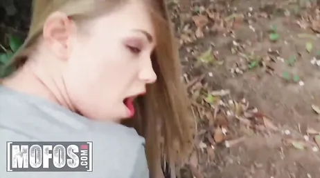 La belle Selvaggia accepte de l'argent pour baiser dans la rue.