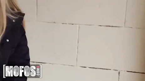 La belle Selvaggia accepte de l'argent pour baiser dans la rue.