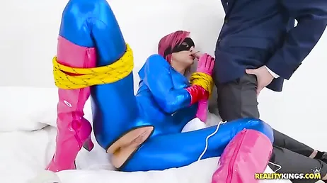 Anna Bell Peaks, une super-héroïne super pute, oui monsieur...