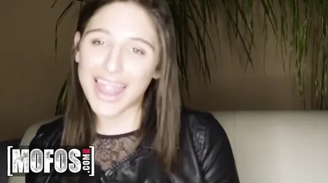 Abella Danger, quels bons cheveux il te reste dans ta chatte..