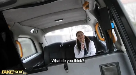 Oskyldig tjugo-nånting tjej förförs av denna kåta taxichaufför..