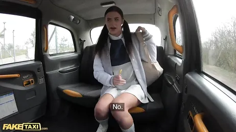 Oskyldig tjugo-nånting tjej förförs av denna kåta taxichaufför..