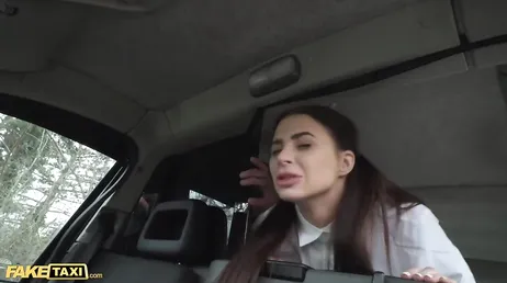 Oskyldig tjugo-nånting tjej förförs av denna kåta taxichaufför..