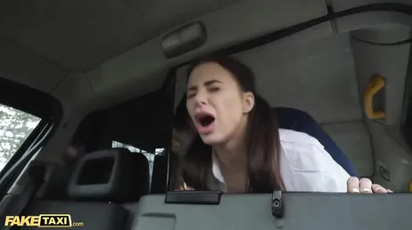Oskyldig tjugo-nånting tjej förförs av denna kåta taxichaufför..