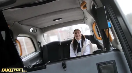 Oskyldig tjugo-nånting tjej förförs av denna kåta taxichaufför..