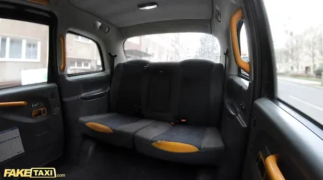 Oskyldig tjugo-nånting tjej förförs av denna kåta taxichaufför..