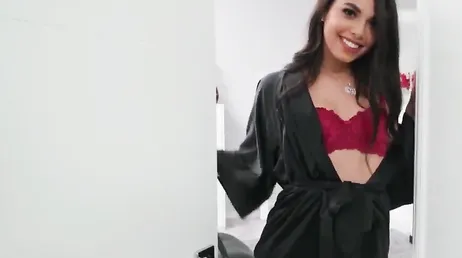 Gina Valentina verrast haar vriendje met deze mooie lingerie..