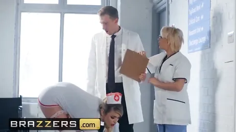 Die Krankenschwester kniet nieder, um den Schwanz des Arztes zu lutschen.